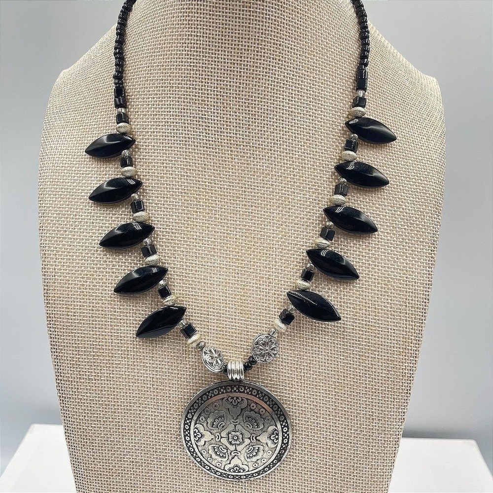 VTG Ethnic Statement Necklace Black Onyx Glass Large Floral‎ Medallion Pendant